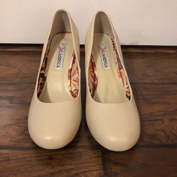 Women’s Lasonia Cream Colored Pump/Heels, 8.5 - Picture 2 of 5